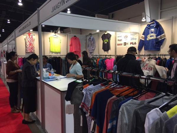 参展商与客商洽谈.jpg IMG_Pre