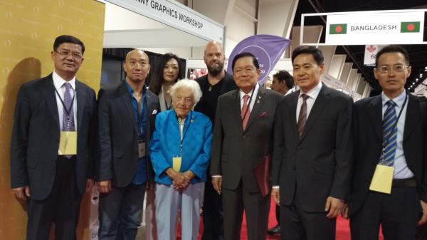 张新民副会长陪同嘉宾巡馆.jpg IMG_Pre